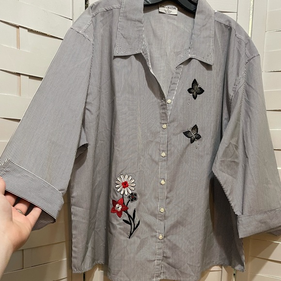 Isaac’s Designs Boutique Blouse - Picture 3 of 6